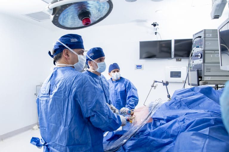 bariatric surgeons in the OR, lowering a patient’s risk of heart disease with weight loss surgery in Tijuana, MX